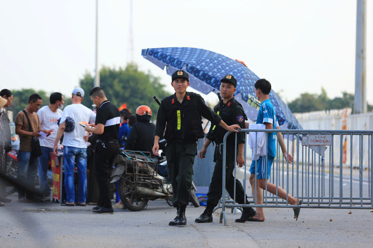 Tình hình an ninh trước cửa SVĐ Mỹ Đình được thắt chặt từ rất sớm.