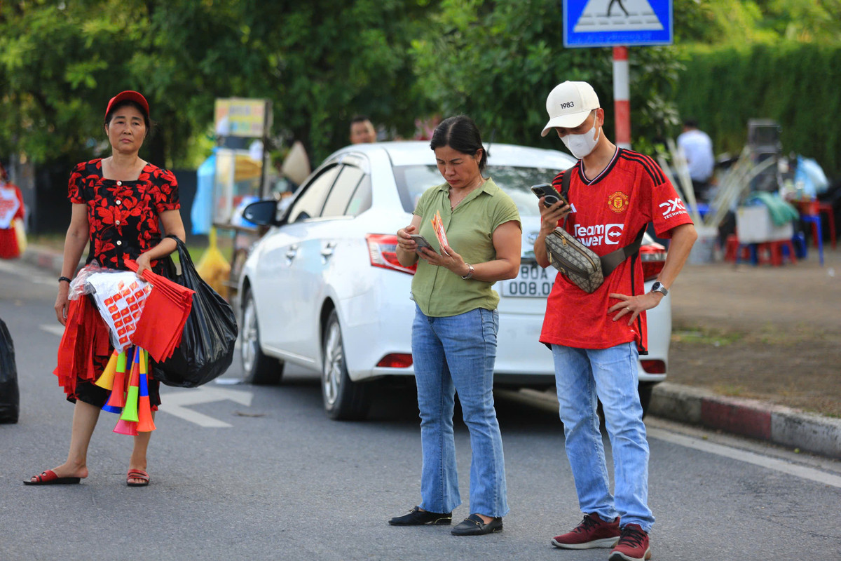 Theo tìm hiểu, vé ở chợ đen đang được chào bán với mức cao hơn giá gốc từ 50.000 - 300.000 đồng/vé. Cụ thể, vé xem được ban tổ chức phát hành có mức thấp nhất là 200.000 đồng/vé. Tại chợ đen, loại vé này được bán 250.000 đồng/vé.