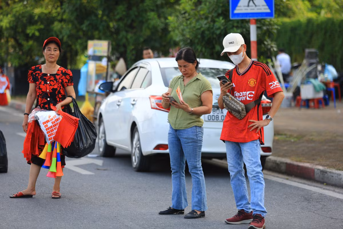 Theo tìm hiểu, vé ở chợ đen đang được chào bán với mức cao hơn giá gốc từ 50.000 - 300.000 đồng/vé. Cụ thể, vé xem được ban tổ chức phát hành có mức thấp nhất là 200.000 đồng/vé. Tại chợ đen, loại vé này được bán 250.000 đồng/vé.