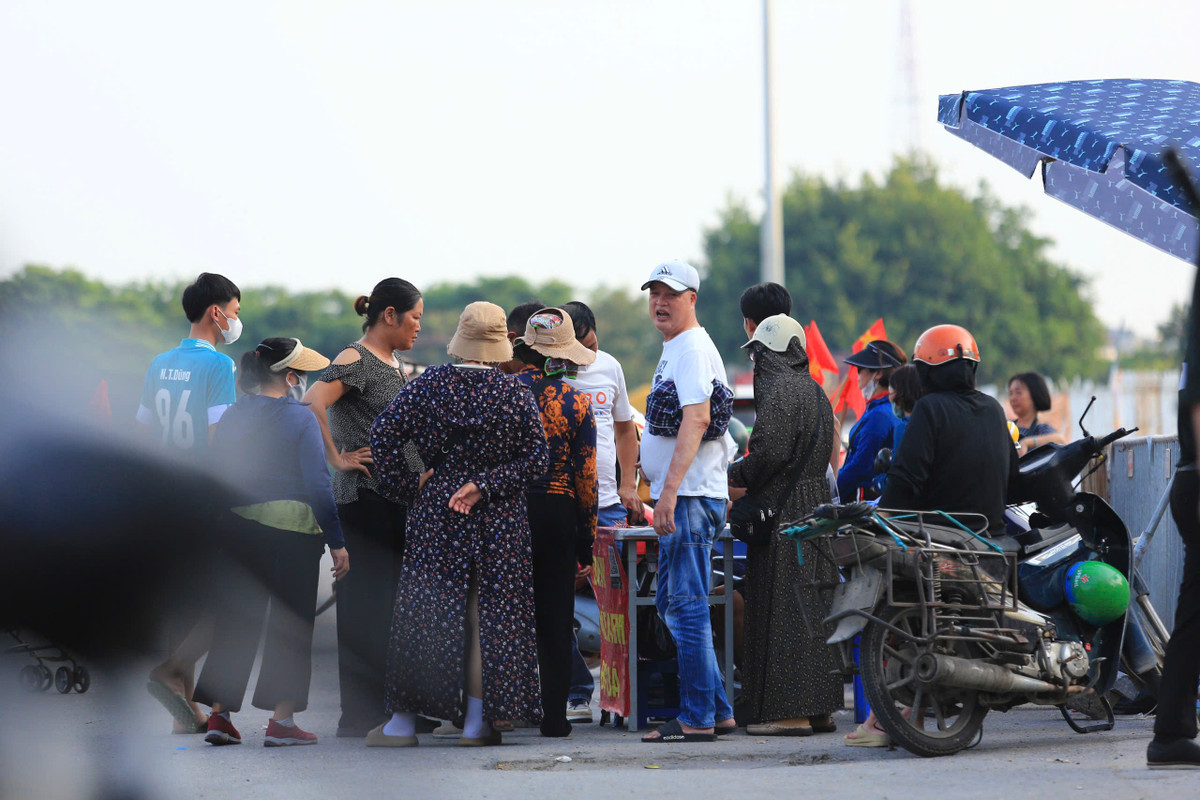 Sau khi mở bán vé trực tiếp từ 30/8, dân phe vé đổ bộ khu vực Liên đoàn Bóng đá Việt Nam (VFF) và sân vận động Mỹ Đình để rao bán vé trận giao hữu quốc tế giữa Việt Nam - Nga.