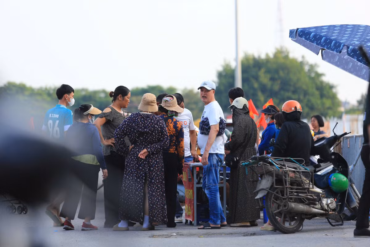 Sau khi mở bán vé trực tiếp từ 30/8, dân phe vé đổ bộ khu vực Liên đoàn Bóng đá Việt Nam (VFF) và sân vận động Mỹ Đình để rao bán vé trận giao hữu quốc tế giữa Việt Nam - Nga.