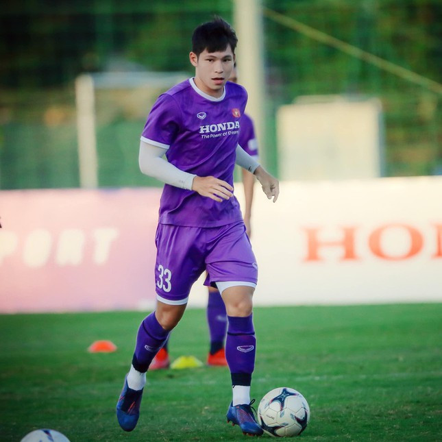 Liễu Quang Vinh (sinh năm 1999, quê Sóc Trăng), trưởng thành từ CLB PVF nhưng đến tháng 5/2021 vừa qua, anh chàng được tạo cơ hội phát triển bản thân khi gia nhập vào đội tuyển U22 Việt Nam.