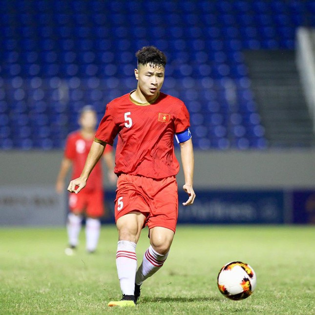 Cầu thủ tiếp theo được HLV Park Hang Seo triệu tập cho loạt trận vòng loại cuối World Cup 2022 khu vực châu Á là Đặng Văn Tới. Anh chàng này là cầu thủ chơi ở vị trí hậu vệ cho CLB Hà Nội.