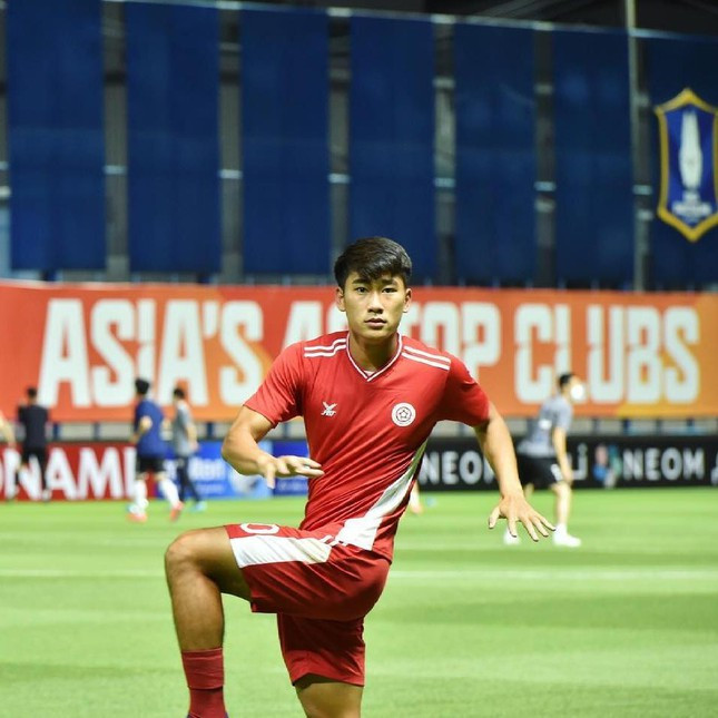 Nhâm Mạnh Dũng là cầu thủ trẻ sinh năm 2000 thuộc biên chế CLB Viettel. Chàng tuyển thủ người Thái Bình trước đó cũng đã nhiều lần góp mặt trong danh sách tuyển trẻ quốc gia tham dự các giải đấu quốc tế.