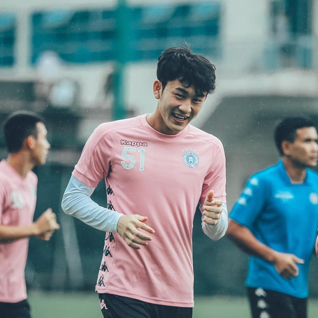 Trước khi được HLV Park Hang Seo triệu tập lên đội tuyển Việt Nam, Xuân Tú đã được khá nhiều fangirl chú ý với vẻ điển trai, nụ cười dễ mến và chiều cao "khủng".