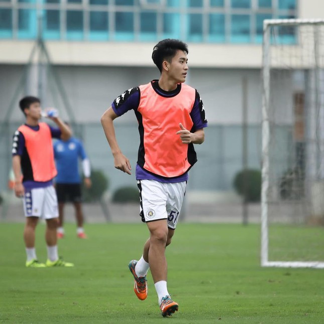 Xuân Tú là một cầu thủ đa năng trên hàng công. Vị trí ưa thích của tân binh cầu thủ đội tuyển Việt Nam là tiền đạo cánh, tuy nhiên với chiều cao vượt trội lên tới hơn 1m80, anh chàng cũng rất phù hợp với vai trò tiền đạo cắm.