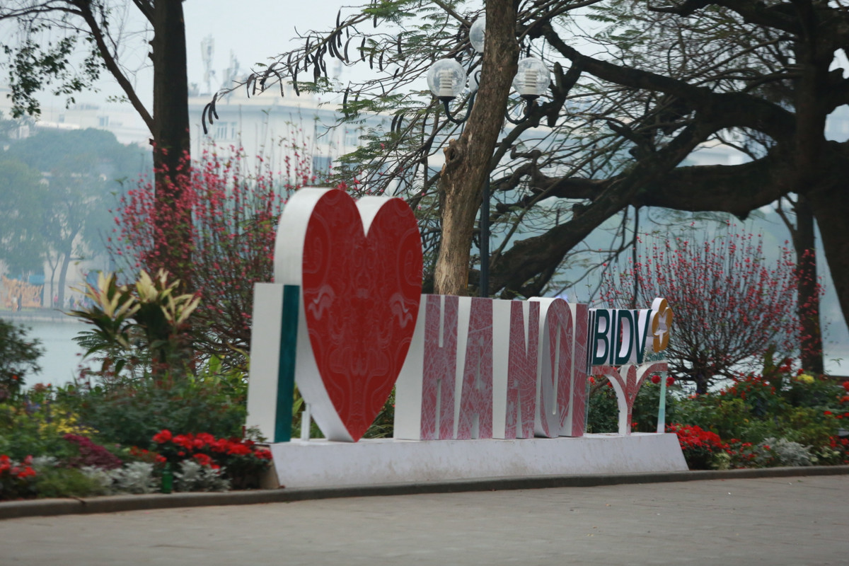 Khung cảnh Hồ Gươm ngày đầu năm mới Giáp Thìn 2024.