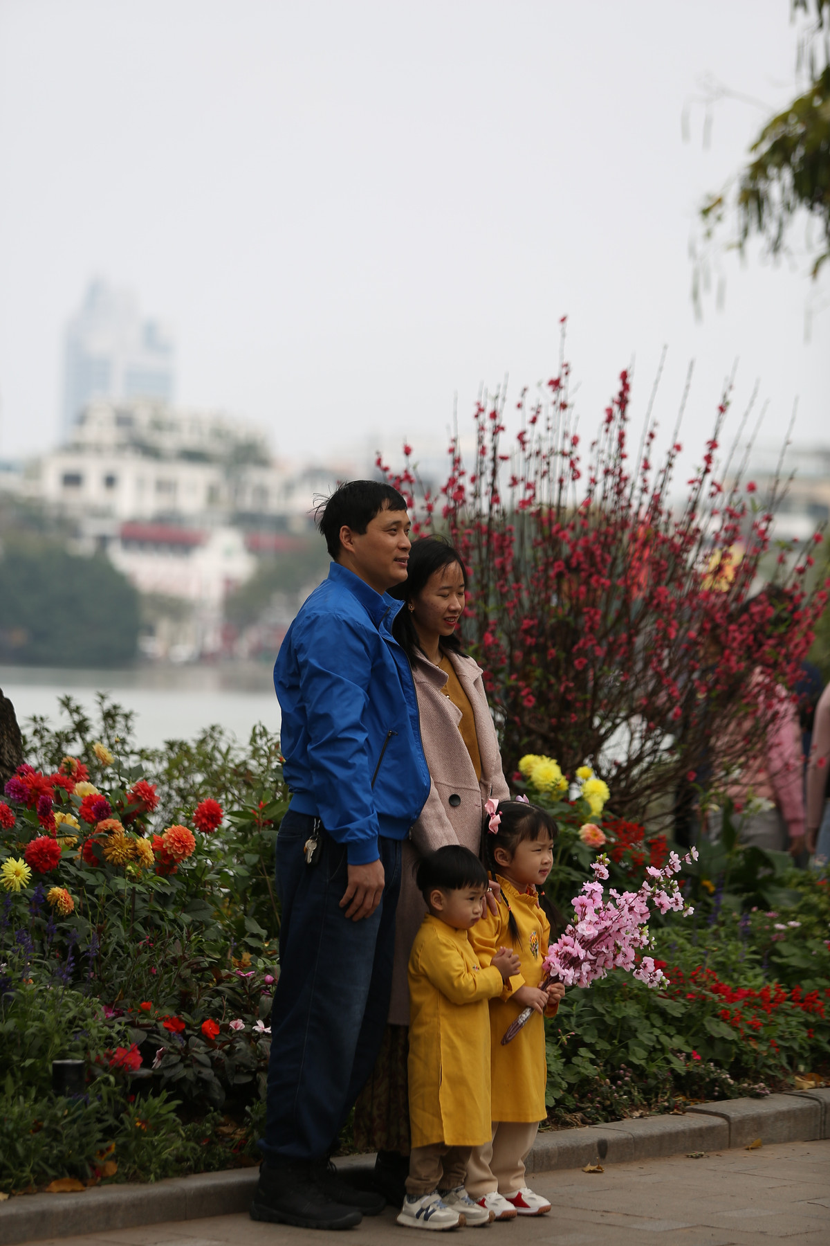 Các gia đình cũng chọn Hồ Gươm làm điểm du xuân đầu năm.