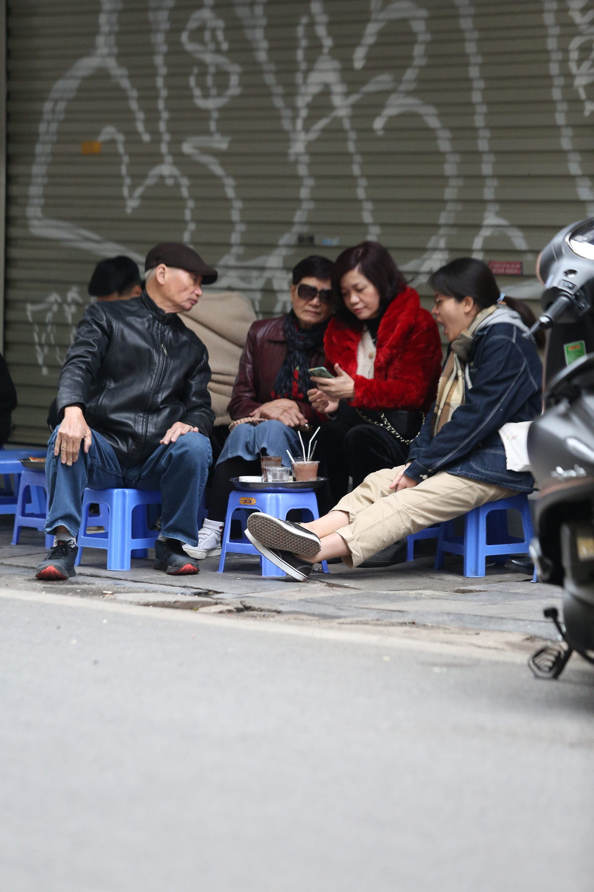 Những nhóm nhỏ tụ tập ở những quán vỉa hè ngay sau khi đi du xuân.