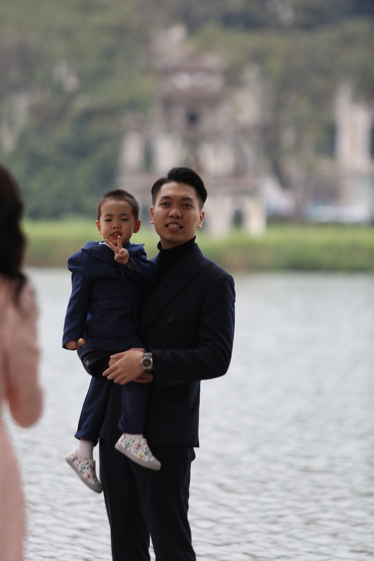 Mặc dù không mở phố đi bộ nhưng lượng khách đổ về quanh khu vực hồ Gươm vẫn tăng đột biến vào ngày Tết.