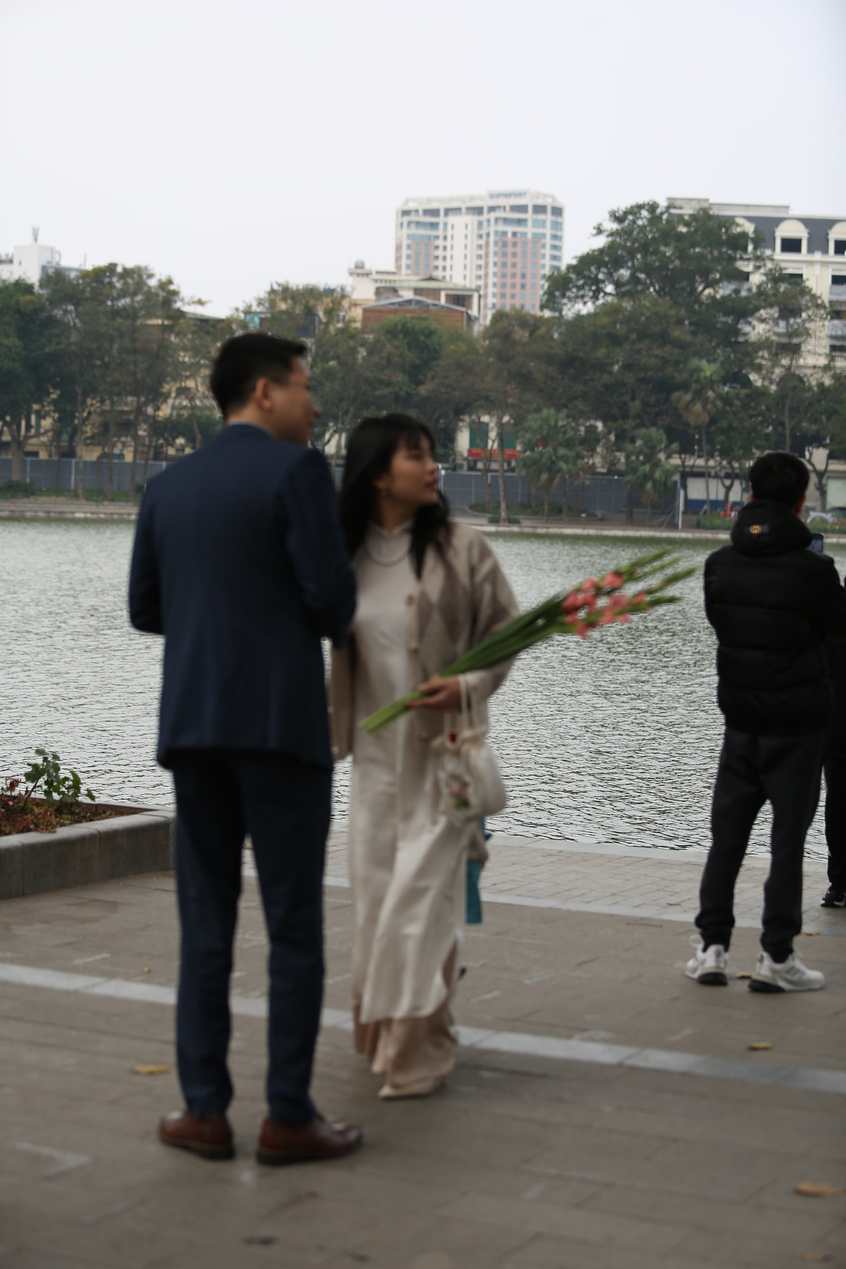 Lưu giữ khoảnh khắc đầu năm mới bên hồ Gươm.