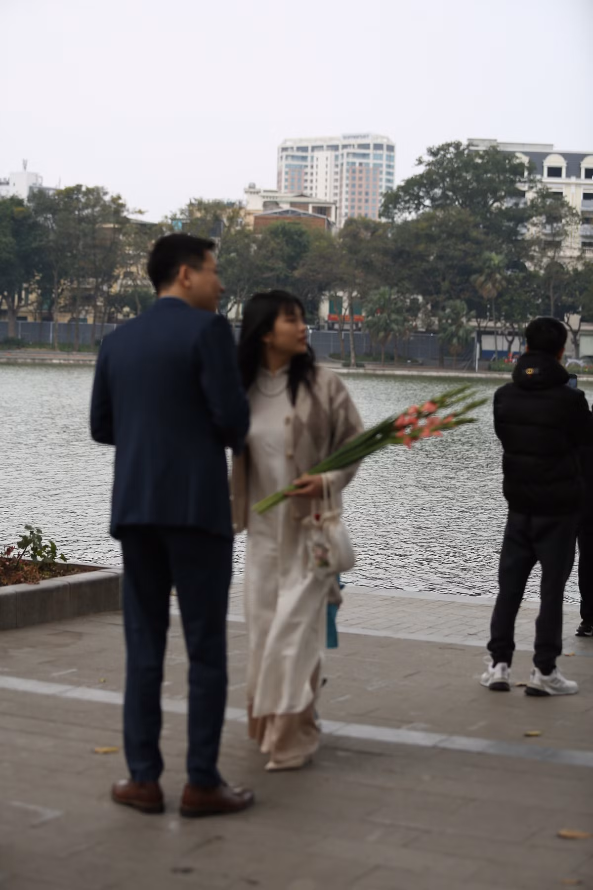 Lưu giữ khoảnh khắc đầu năm mới bên hồ Gươm.