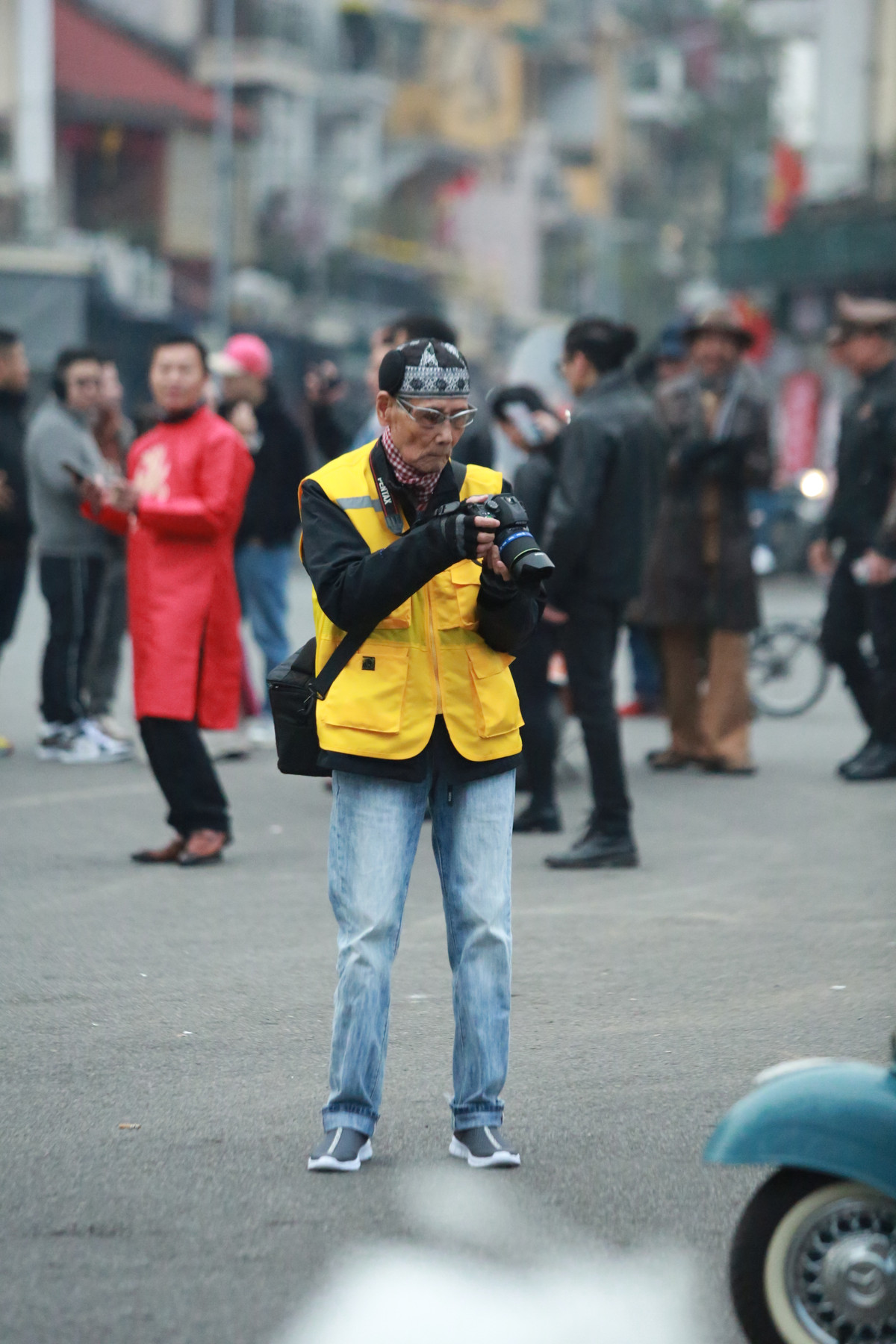 Một cụ ông có mặt tại khu vực Hồ Gươm để lưu lại những bức ảnh của cá nhân.