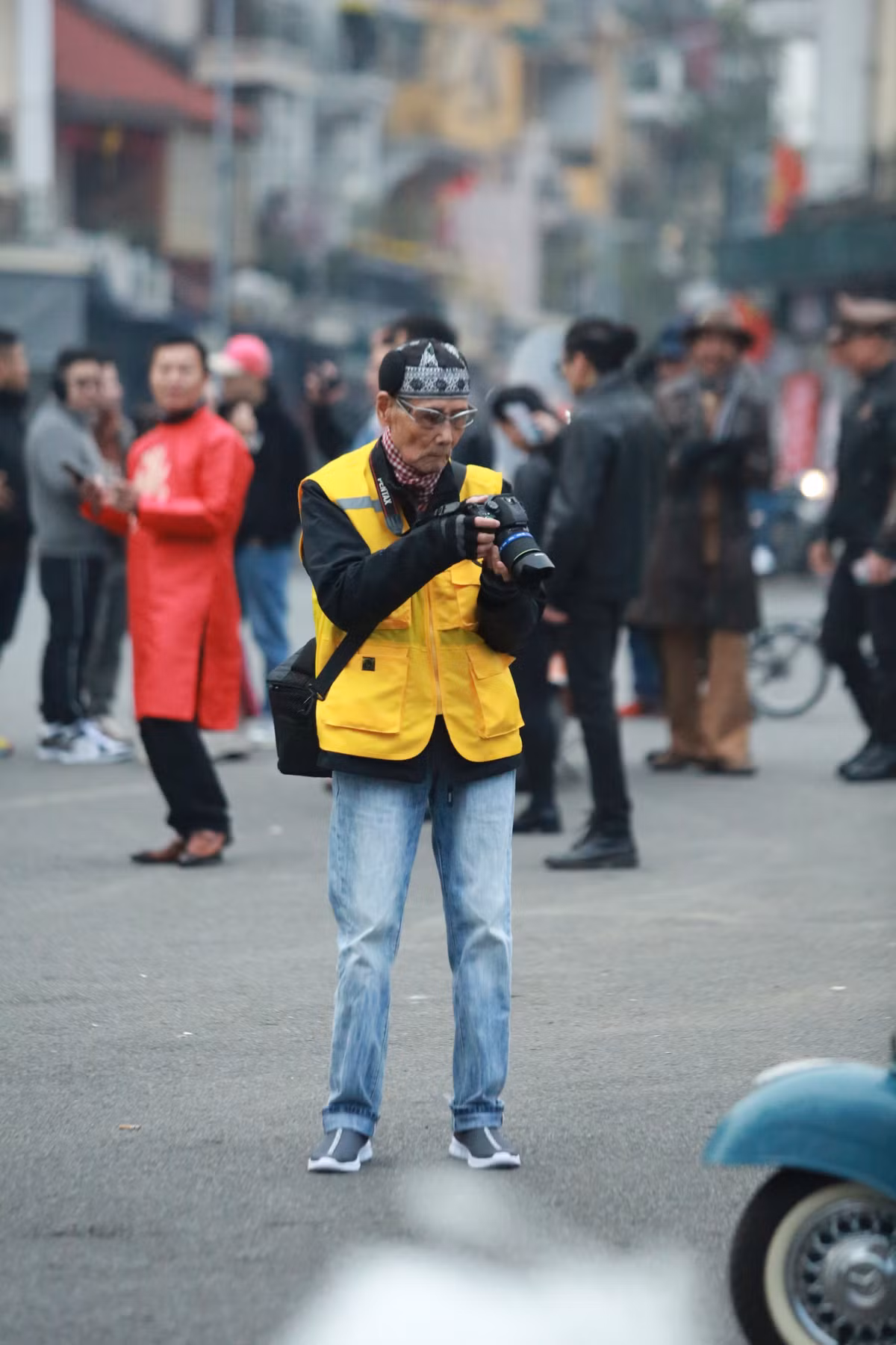 Một cụ ông có mặt tại khu vực Hồ Gươm để lưu lại những bức ảnh của cá nhân.