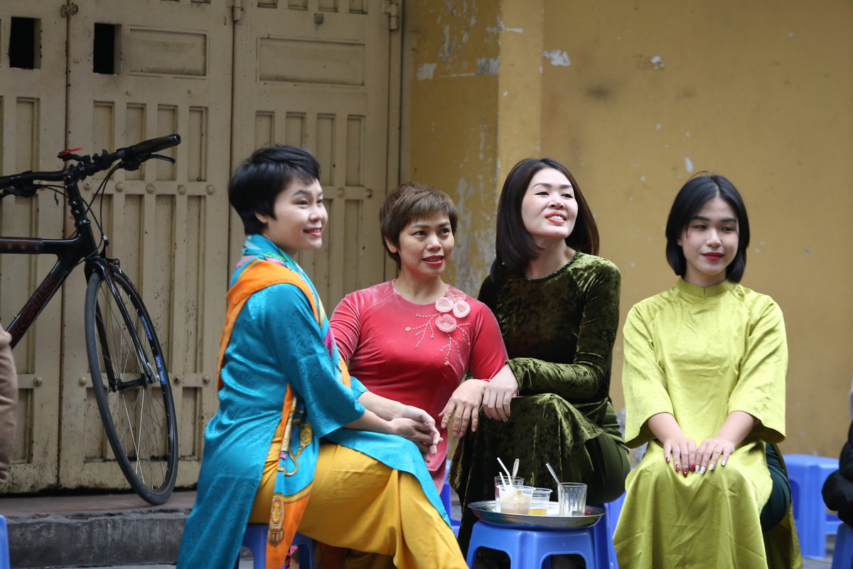 Sau khi chụp những bức ảnh check-in tại khu vực hồ Gươm nhiều gia đình đã chọn những quán cafe vỉa hè trong phố cổ để nghỉ chân, nhâm nhi ly nước.