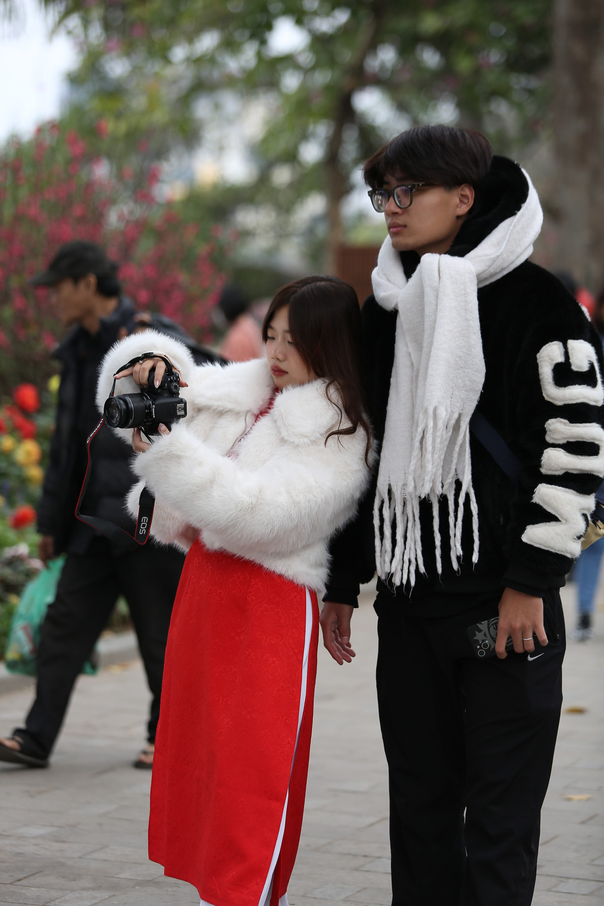 Khu vực có biểu tượng linh vật rồng nằm sát phố Đinh Tiên Hoàng thu hút rất đông người chụp ảnh.