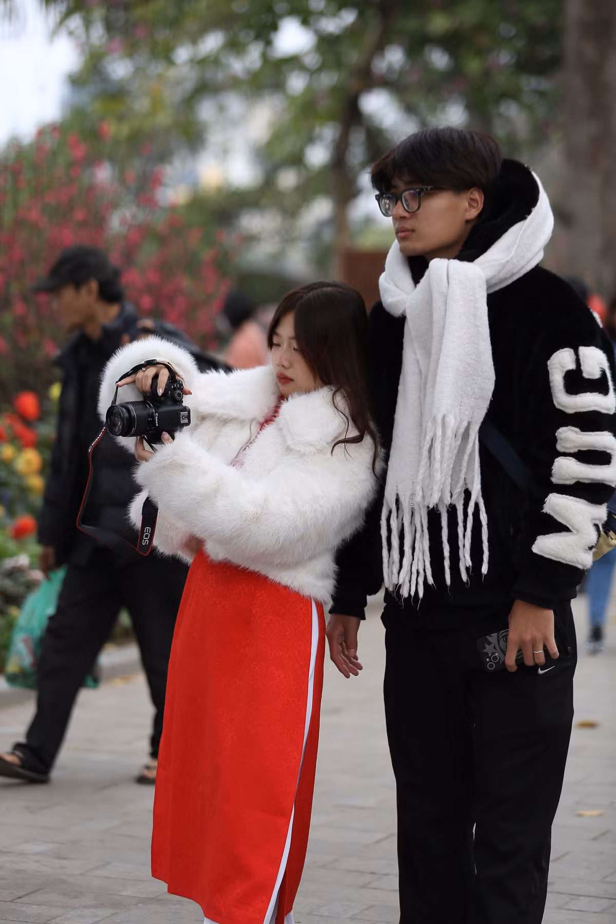 Khu vực có biểu tượng linh vật rồng nằm sát phố Đinh Tiên Hoàng thu hút rất đông người chụp ảnh.