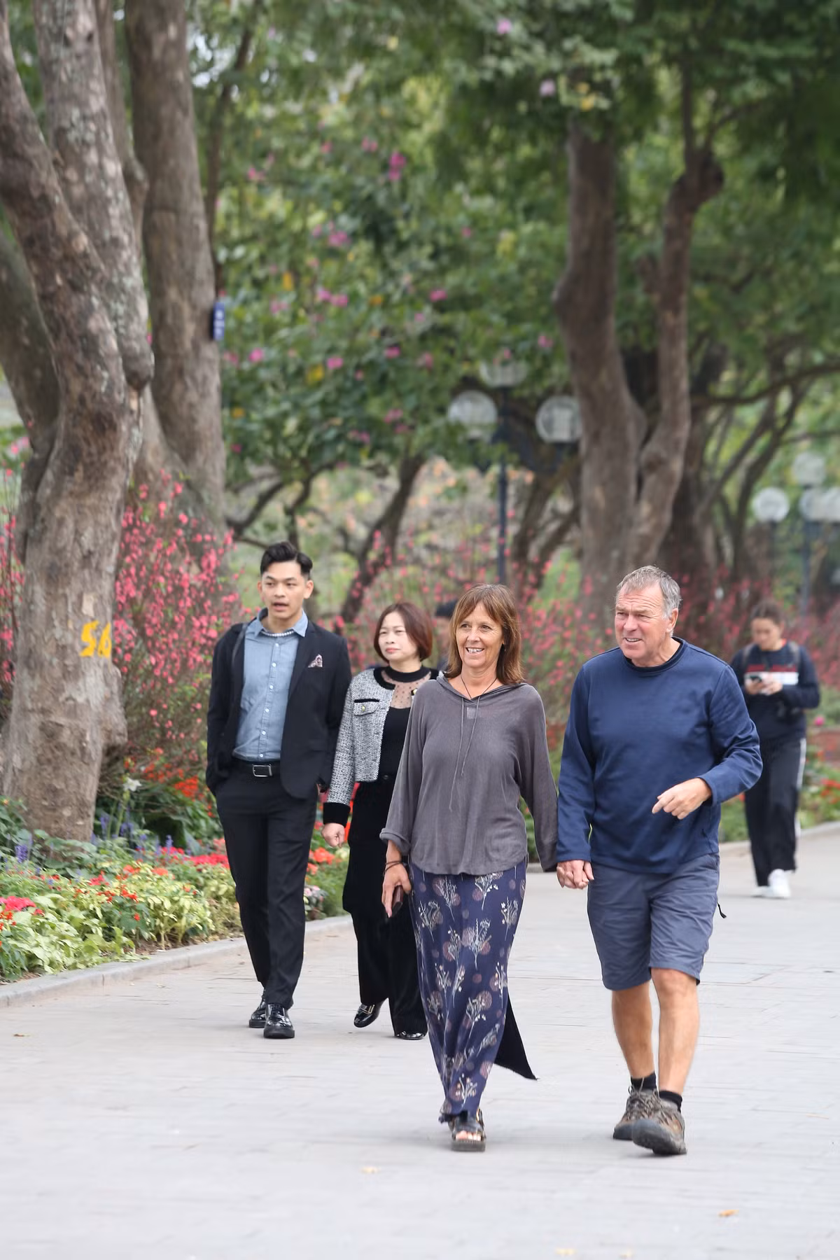 Ghi nhận của PV, trong sáng mùng 2 Tết, khu vực xung quanh hồ Hoàn Kiếm (quận Hoàn Kiếm) tấp nập người du xuân, chụp ảnh, tận hưởng không khí Tết.