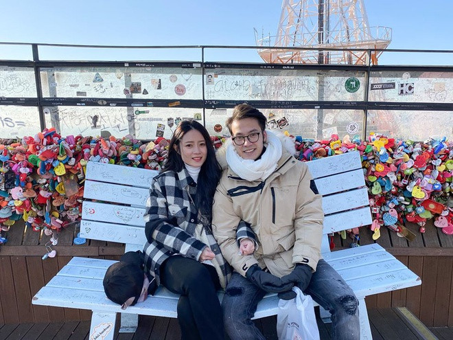 Cẩm Tú - cô gái được nhiều người gọi là Rich Kid sau loạt clip đập hộp tiền tỷ - đang cùng chồng mới cưới Anh Quang hưởng tuần trăng mật tại Hàn Quốc.