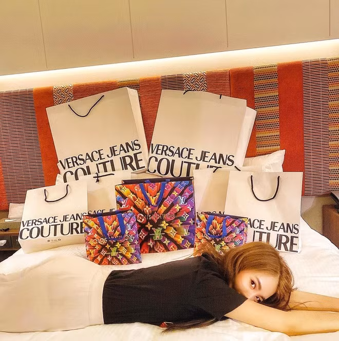 Trong dịp lễ cuối năm, Claret Giang Lê và chồng là Thái Bá Nam du lịch ở nhiều nơi như Hàn Quốc, Đài Loan.