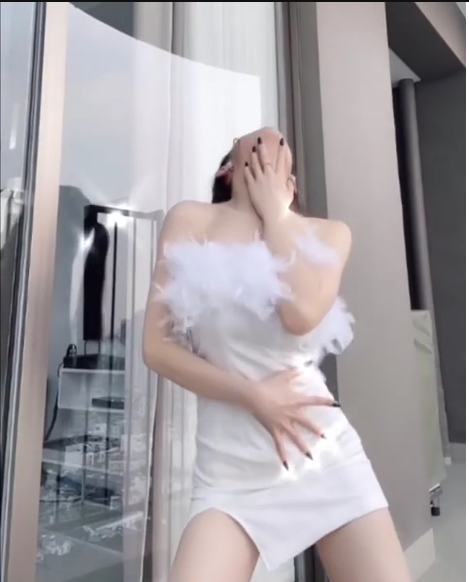 Bên cạnh đó, màn vũ đạo cực quyến rũ cùa nàng hot girl Hà thành cũng trở thành chủ đề được dân tình bàn tán.