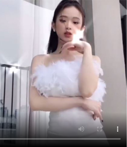 Trong clip, Linh Ka gây chú ý với bộ váy ngắn màu trắng táo bạo, vừa khoe khéo đôi chân dài nuột nà, vừa khoe vai trần quyến rũ.