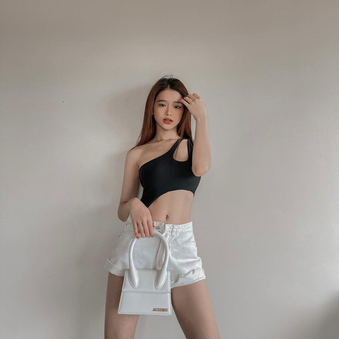 Trong khi đó, một số khác lại khen ngợi gu ăn mặc táo bạo, khéo léo khoe đường cong cơ thể nhưng vẫn khá trẻ trung của Linh Ka.