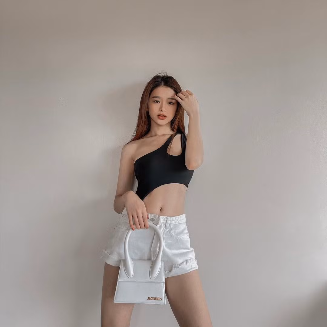 Trong khi đó, một số khác lại khen ngợi gu ăn mặc táo bạo, khéo léo khoe đường cong cơ thể nhưng vẫn khá trẻ trung của Linh Ka.