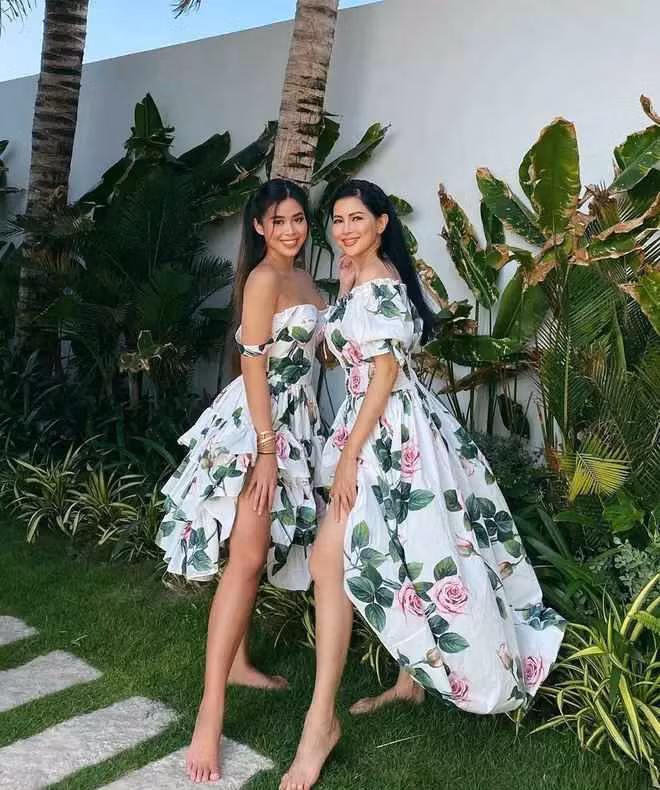 Còn bà Thủy Tiên làm ai cũng trầm trồ với nhan sắc trẻ trung. Đứng bên cạnh con gái, nhiều người còn trêu đùa, cứ tưởng 2 chị em.