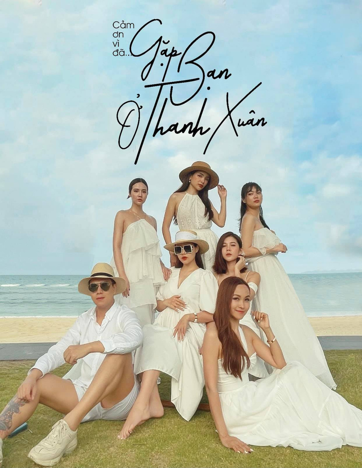 Bên cạnh những bức ảnh cùng cùng bạn thân, Phanh Lee để kèm dành trạng thái: "Sochu được chụp hình cùng các mẹ đỡ đầu".