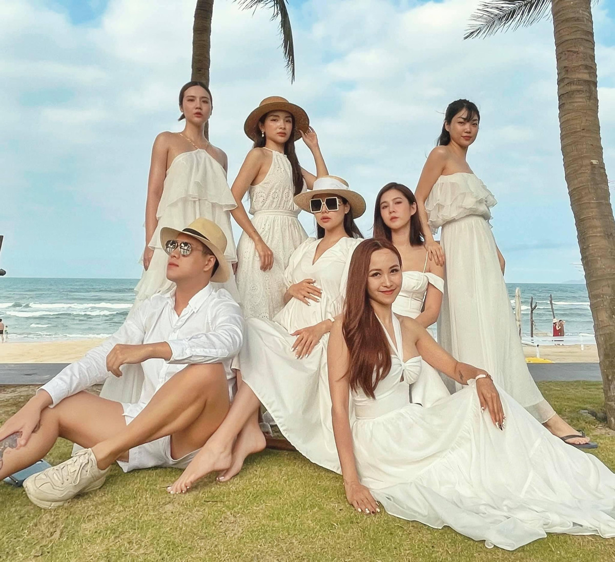 Sau khi tung bộ ảnh khoe bụng bầu gây sốt, nữ diễn viên Phanh Lee tiếp tục đăng tải những khoảnh khắc hạnh phúc bên hội bạn thân nổi tiếng và nhận được nhiều lời khen ngợi về nhan sắc.