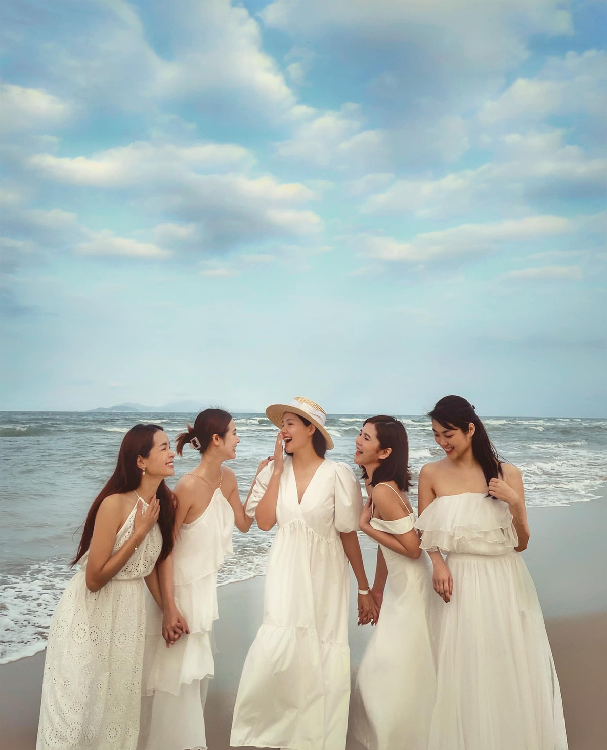 Phanh Lee hiện đã ở những tháng cuối của thai kỳ. Suốt thời gian mang bầu, cô giấu kín thông tin với người hâm mộ và chỉ một số bạn bè thân thiết được biết.