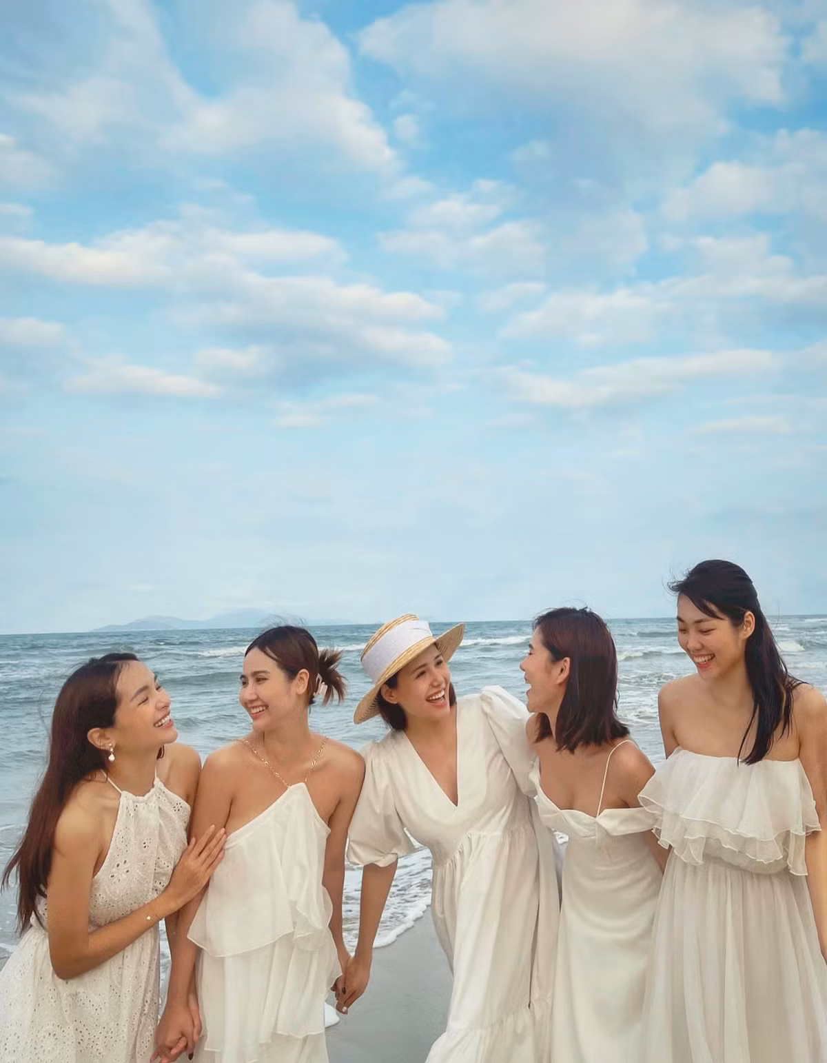 Với những bức ảnh và dòng trạng thái trên, Phanh Lee đã tiết lộ hội bạn thân nổi tiếng sẽ đảm nhận một vai trò vô cùng quan trọng đối với "bảo bối" đầu lòng của mình.