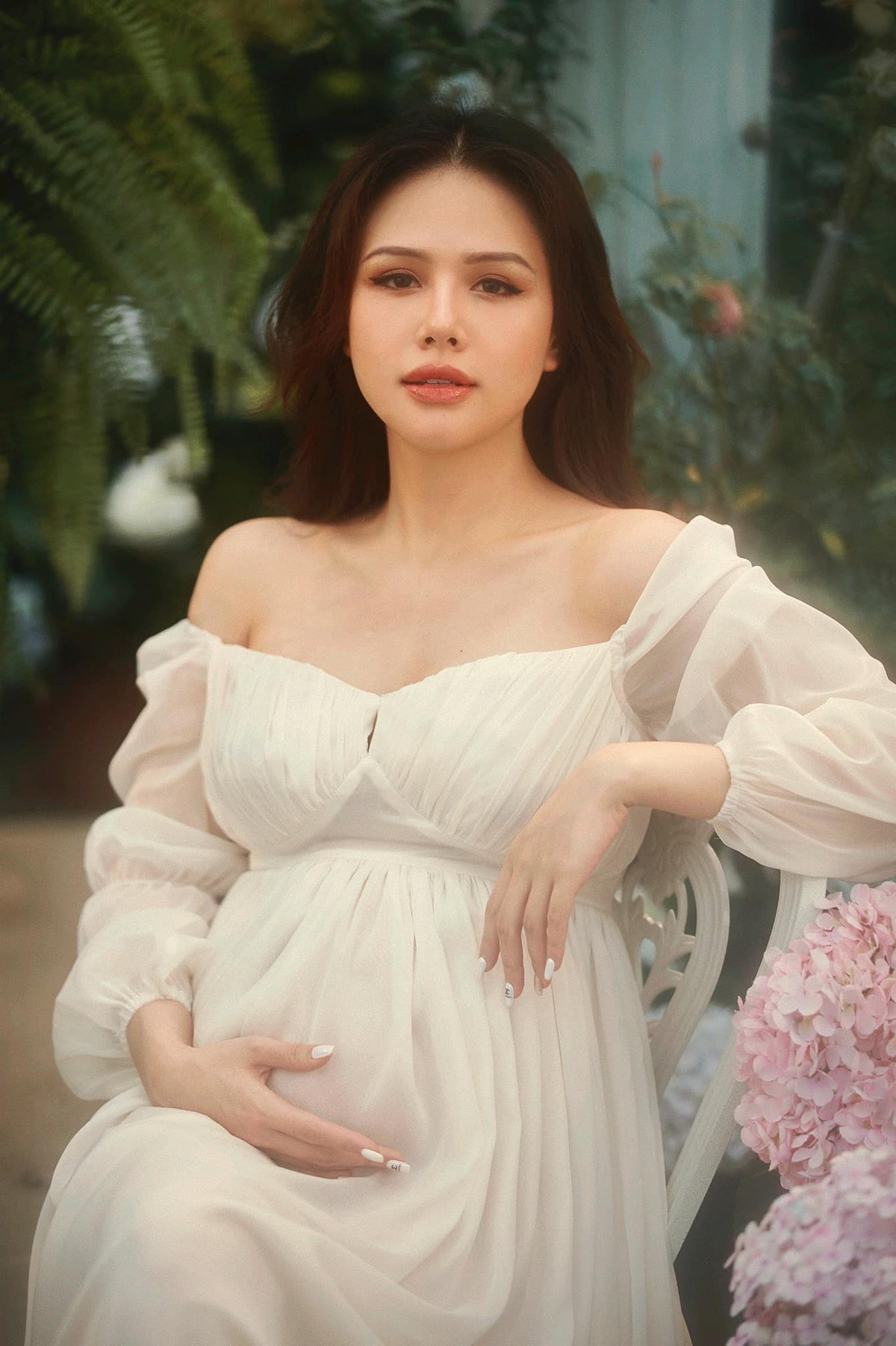 Phanh Lee được biết đến là một hot girl Hà thành có tiếng. Tháng 6/2020, cô nàng bất ngờ tổ chức đám cưới với ông xã doanh nhân. Mọi thông tin về hôn lễ cũng như chú rể đều được giữ kín.