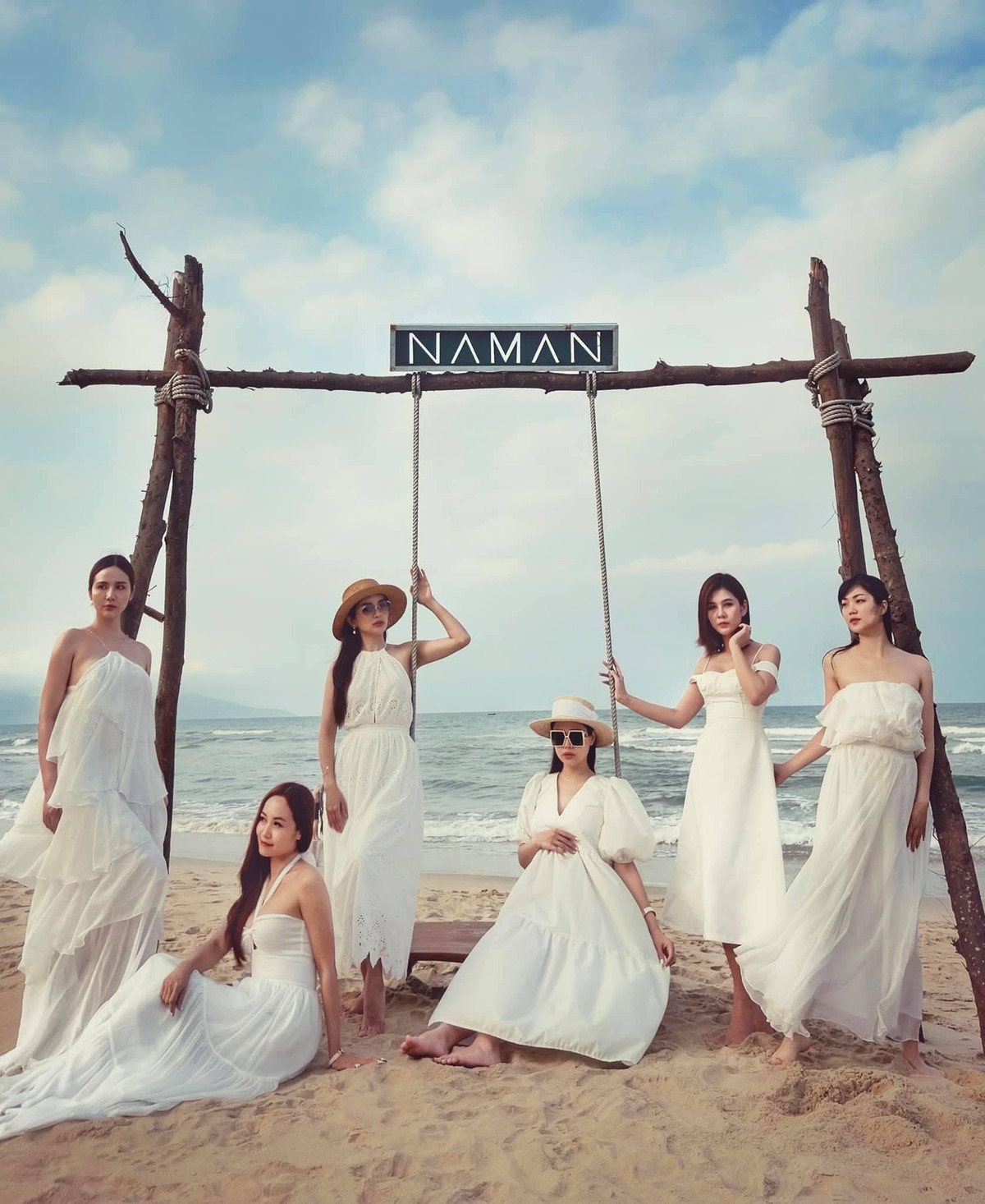 Hội chị em thần thái hết cỡ bên "nhân vật chính" là Phanh Lee và em bé trong bụng.