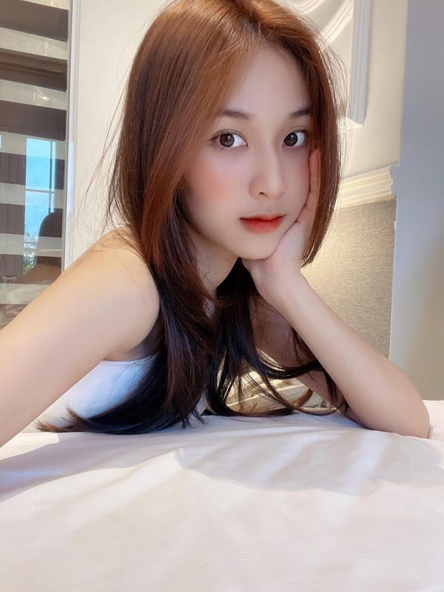 Nàng hot girl Nghệ An cảm thấy vô cùng may mắn khi mở rộng nhiều mối quan hệ và luôn cảm thấy thích thú khi các bài đăng của mình nhận được vô vàn bình luận khen ngợi.