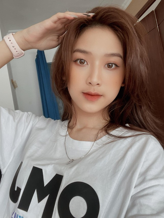 Từ một cô sinh viên bình thường, Hà Thương gia nhập hội nữ sinh nổi tiếng sở hữu nhan sắc xinh đẹp sau nhiều clip thu hút triệu view trên mạng xã hội tiktok.