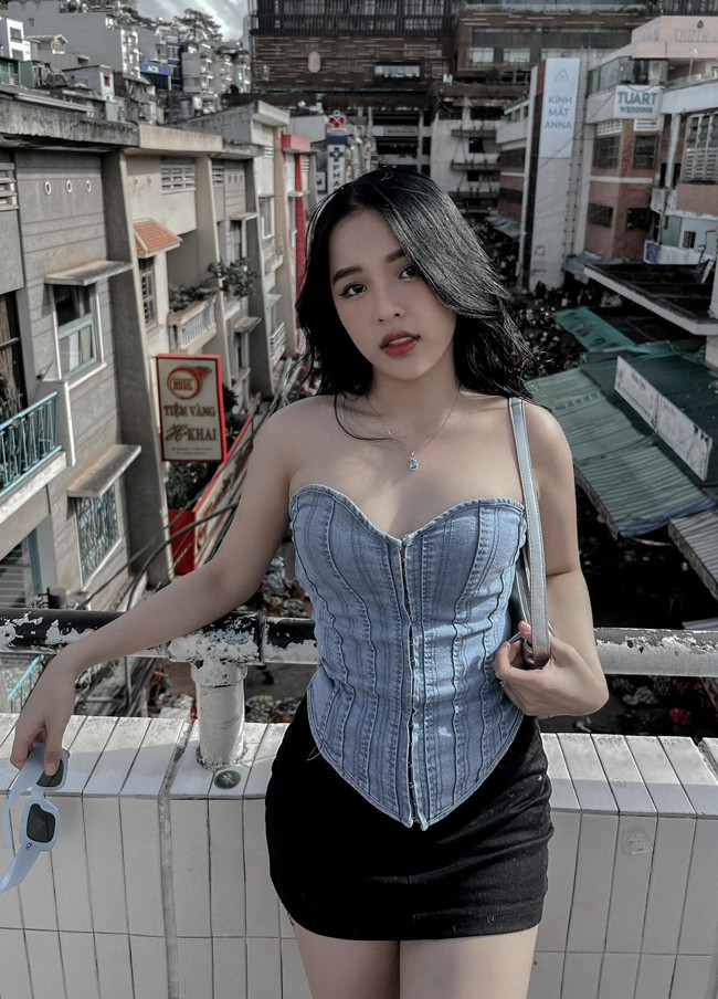 Để giảm cân thành công, Trúc Lâm từng tập những bài tập đốt mỡ cường độ cao. Sau đó, cô nàng duy trì việc tập luyện hằng ngày để giữ được thân hình thon gọn, cân đối.