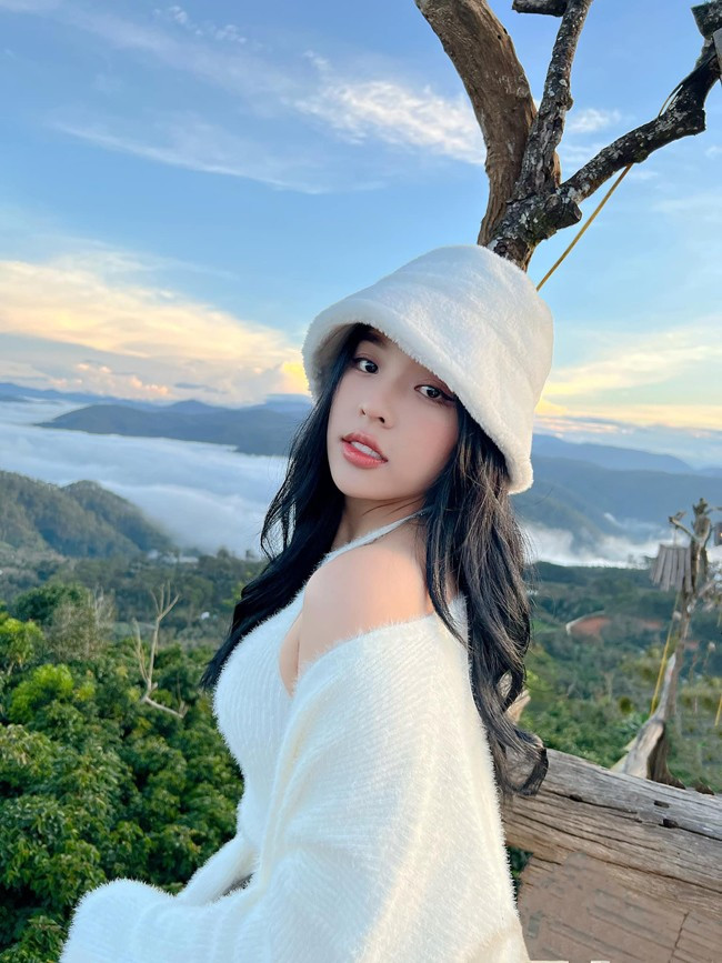 Trúc Lâm chia sẻ, cô nàng thường uống nước ép rau củ, ăn trái cây, ăn ít tinh bột để cơ thể không có nhiều mỡ thừa.