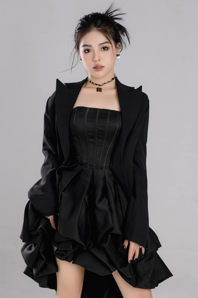 Trúc Lâm của hiện tại sở hữu ngoại hình xinh đẹp chẳng kém hot girl. Cô nàng có vóc dáng "gây mê" với số đo ba vòng chuẩn: 86-62-95cm.