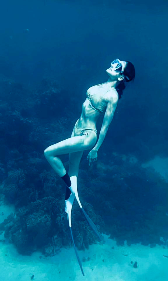 Trong bài đăng đi lặn biển của mình, Thùy Anh viết caption: "Thèm đi biển…. Thèm đi bơi… Nhưng đừng cháy nắng được không??? Tui da đen xì mất ròiiiii".