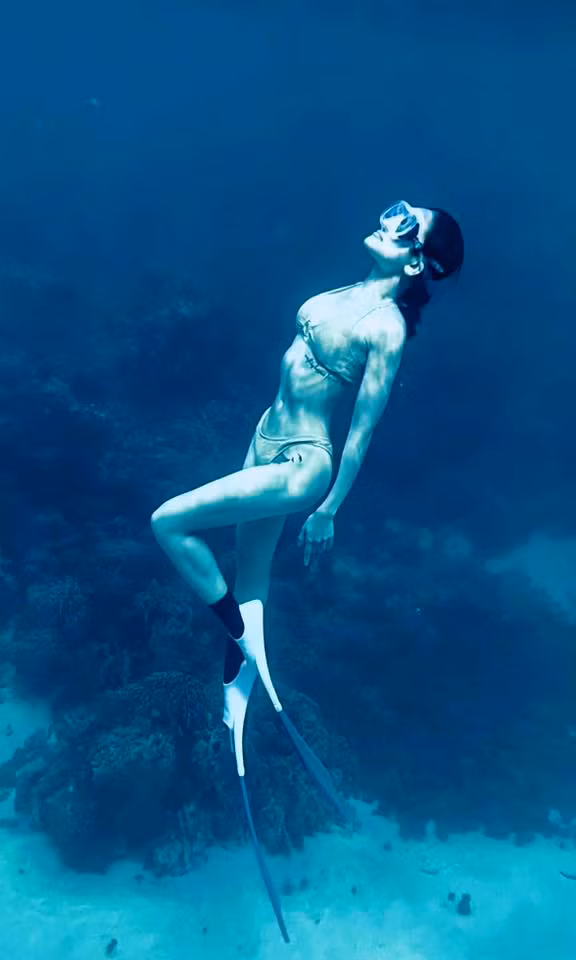 Trong bài đăng đi lặn biển của mình, Thùy Anh viết caption: "Thèm đi biển…. Thèm đi bơi… Nhưng đừng cháy nắng được không??? Tui da đen xì mất ròiiiii".