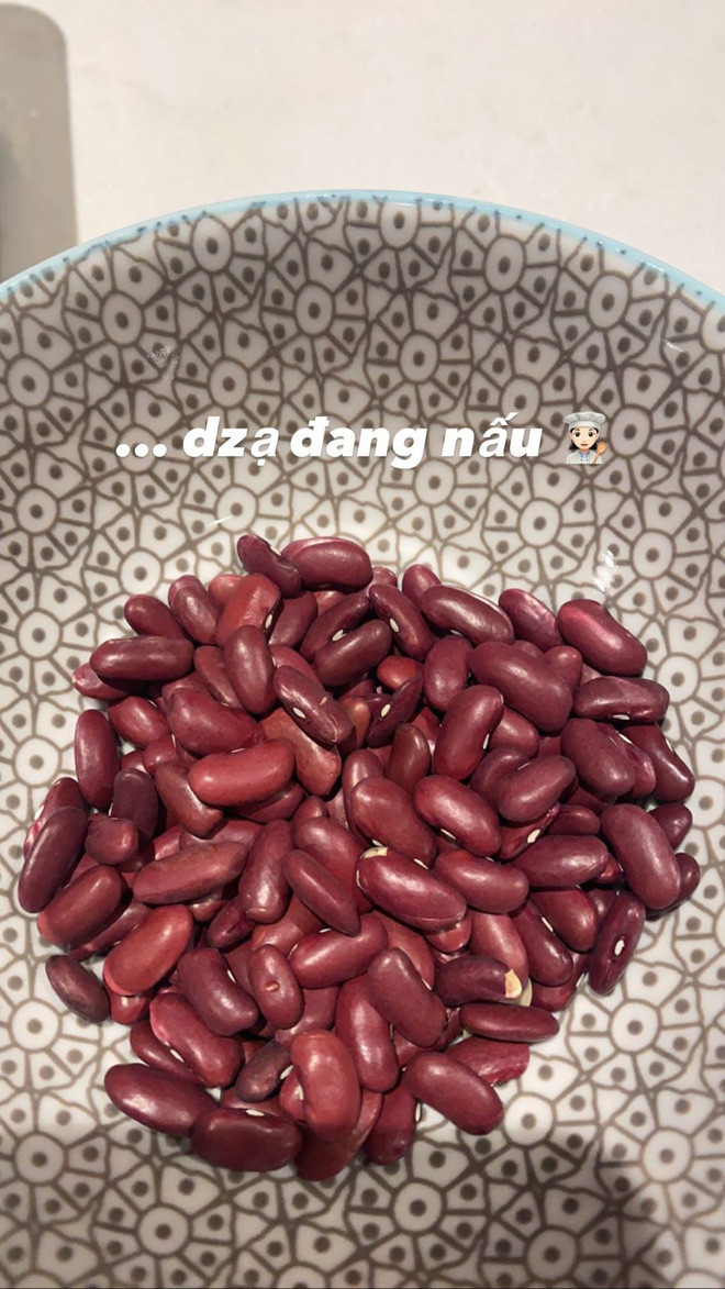 Ngày Thất tịch (7/7 Âm lịch) vừa qua, em chồng Đông Nhi cũng khoe ăn đậu đỏ với mong ước thoát kiếp FA. Ông Thoại Liên để dòng trạng thái: "Dzạ đang nấu".