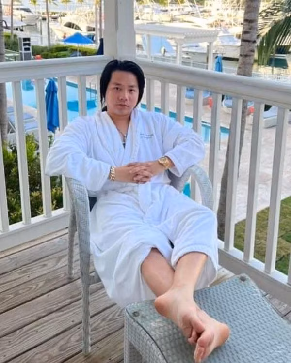 Nam Youtuber trên liên tục dính phải những drama khác nhau tại Mỹ, sau khi không còn thân thiết với Johnny Đặng “ông trùm kim cương” và người bạn chí cốt Vương Phạm, thì Khoa Pug tâm sự sau này mình chỉ quay video một mình và không kinh doanh với bất kỳ ai.