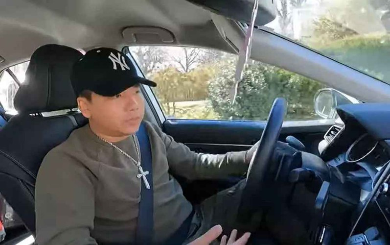 Rất nhiều khán giả khi xem clip thấy mái tóc dài, đuôi tóc của Khoa Pug thì thấy rất là khó chịu, hay kêu anh chàng hớt tóc. Nói về vấn đề này, nam Youtuber tâm sự thêm: “Rất nhiều nười bảo đầu xấu quá, để đuôi này trông kỳ quá các kiểu. Nhưng mà mình đã hứa, khi mà mình cắt cái đuôi đó đi mình sẽ nói lời chia tay với các bạn”.