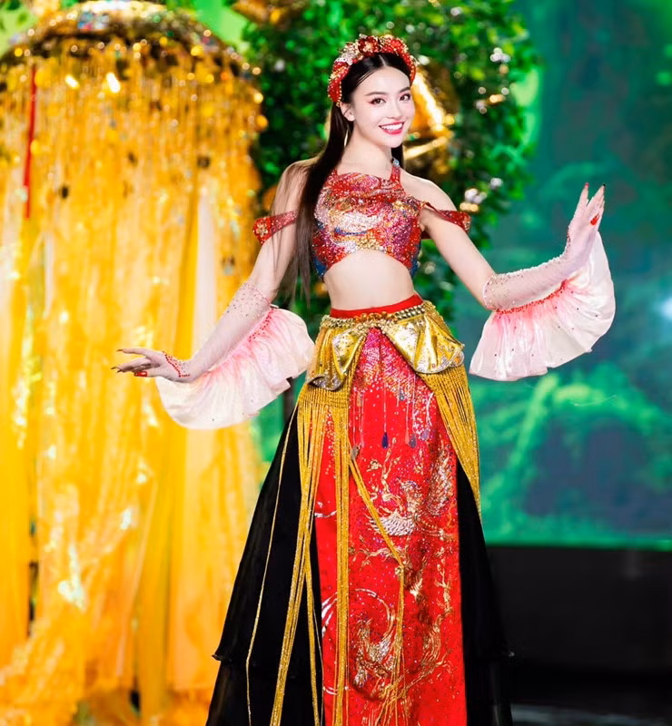 Trong đó, phần biểu diễn của thí sinh Nguyễn Thùy Vi gây chú ý hơn cả. Cô nàng ghi điểm với màn biến hóa từ bà lão thành cô Tấm bước ra từ quả thị làm thổn thức người xem bởi nhan sắc xinh đẹp.