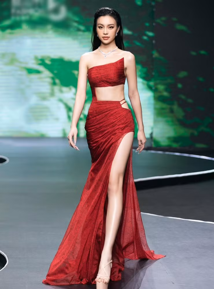 Trên các diễn đàn mạng xã hội, nhiều người bình luận khen ngợi sắc vóc, thần thái của Thùy Vi, khi thể hiện cùng lúc hai nhân vật là bà lão và cô Tấm.