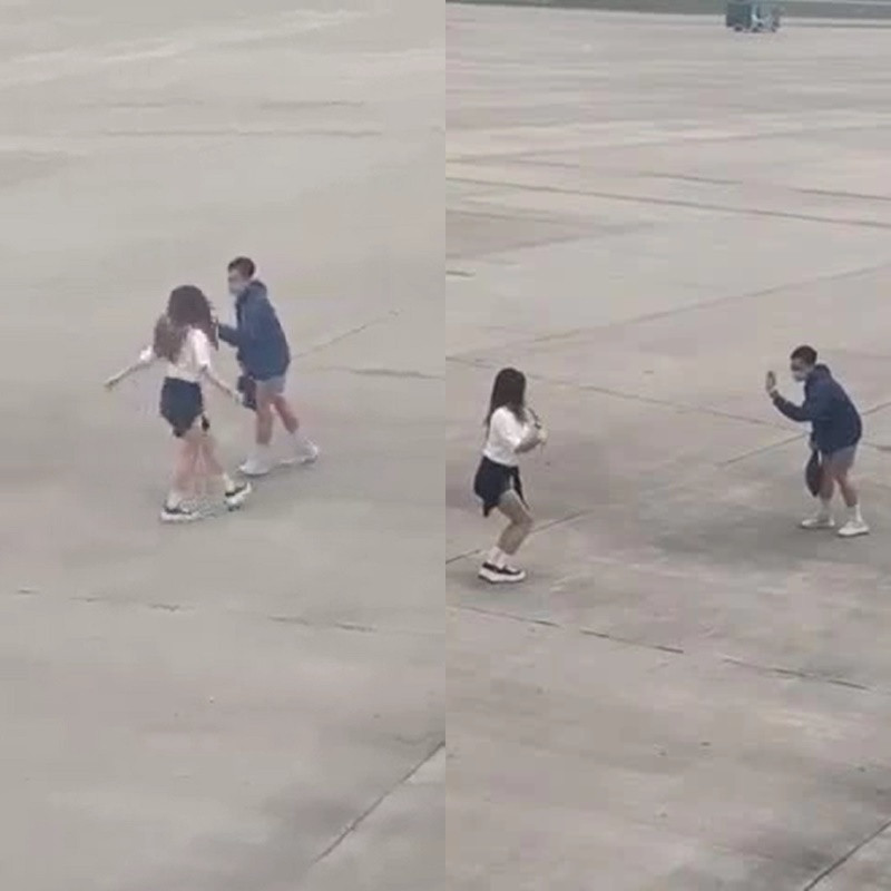 Hai bạn trẻ thản nhiên quay clip tại sân đỗ máy bay.