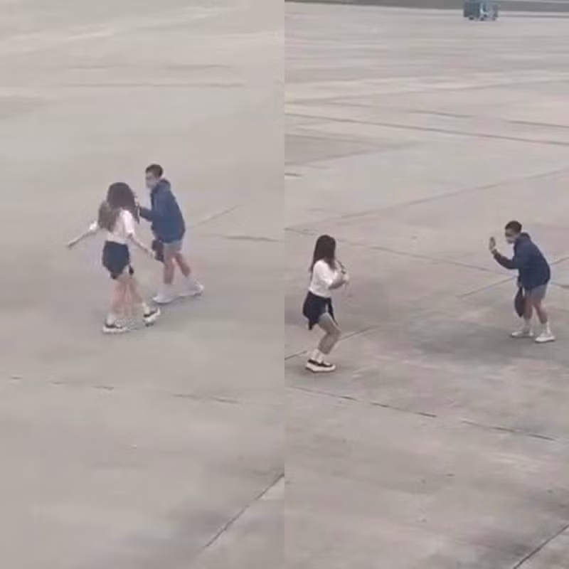 Hai bạn trẻ thản nhiên quay clip tại sân đỗ máy bay.