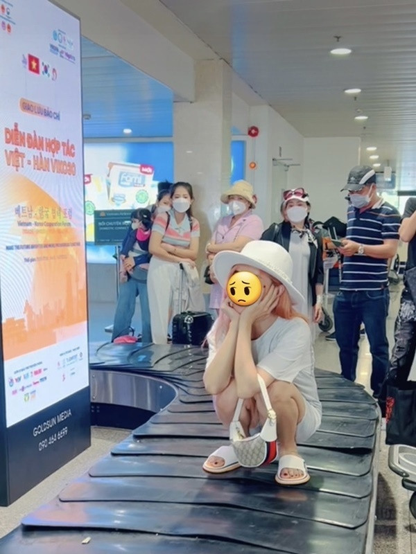 Cụ thể, vào ngày 22/7, trên mạng xã hội cũng xuất hiện một TikToker đăng tải đoạn clip tạo dáng trên băng chuyền hành lý cùng dòng caption: "Bất kệ đời, lạc trôi."